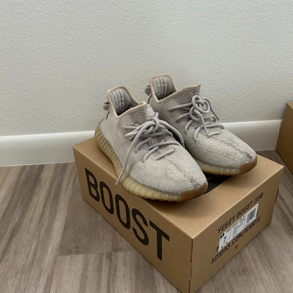 Yeezy 350 Sesame Men’s Size 7 fits Women 8